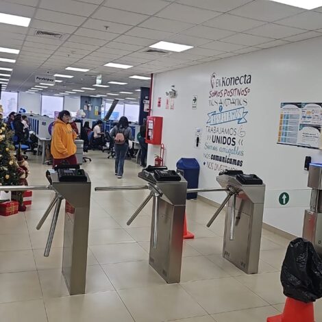 Molinetes de control de acceso peatonal en empresa de Lima