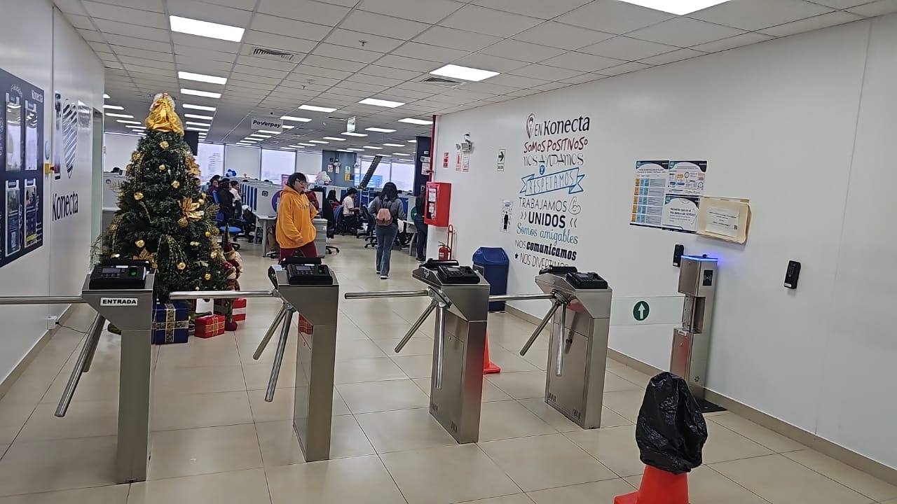 Molinetes de control de acceso peatonal en empresa de Lima