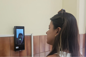 Control de asistencia biométrico ZKTeco instalado en empresa de Lima